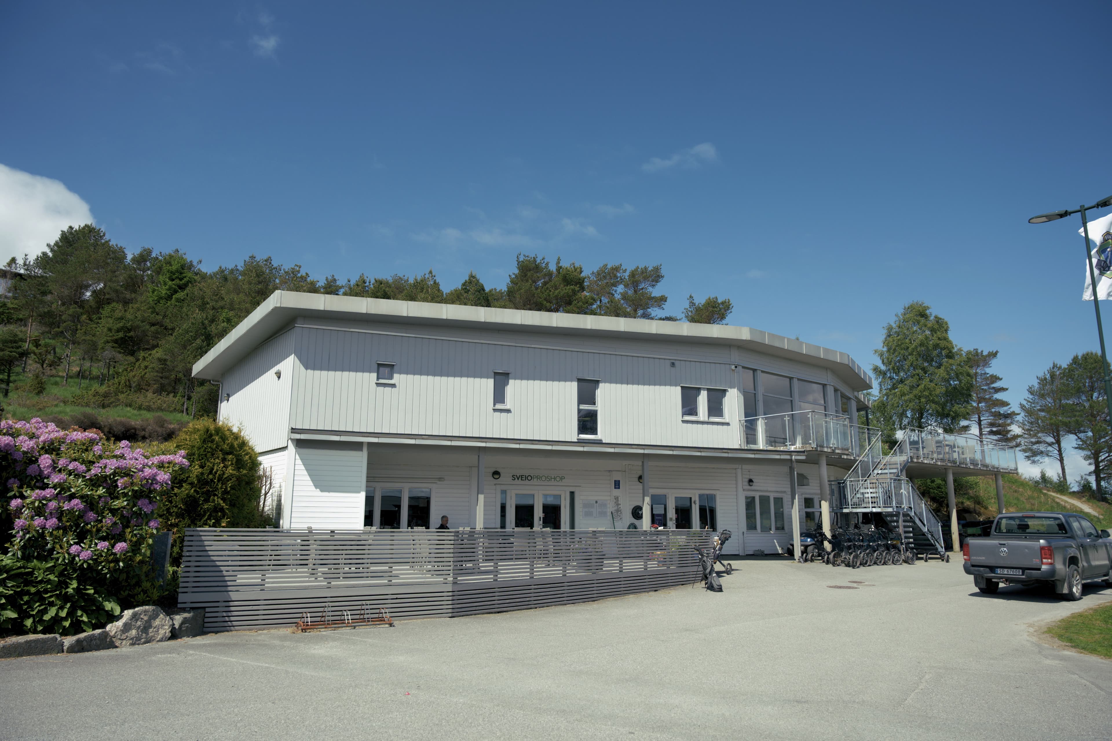 Klubbhuset ved Sveio Golfpark en solrik sommerdag